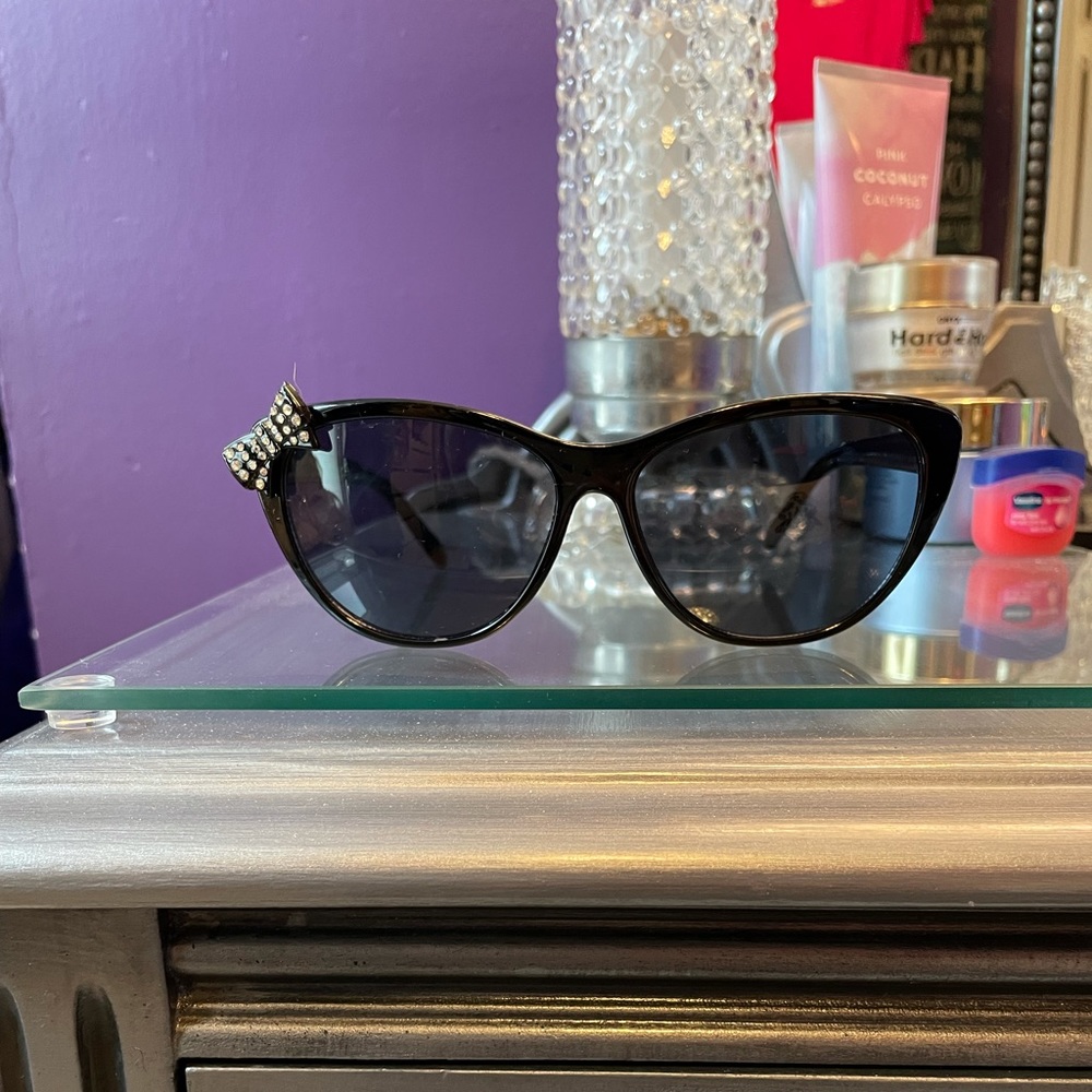 Sunglasses with Hello Kitty style bow